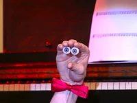 Oobi-Recital-Angus-after-playing.png (489 KB) Angus on stage