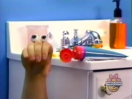 Oobi-shorts-Toothpaste-Oobi-figures-it-out