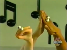Oobi-shorts-Clap-Hands-Uma-bowing