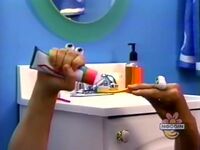 Oobi-shorts-Toothpaste-Oobi-tries.jpg (140 KB) ...then Oobi tries.