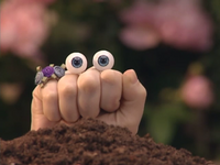 Oobi-Garden-Day-Uma-in-the-soil