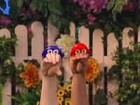 Oobi-Play-Ball-Oobi-and-Kako-outside.png (758 KB) Oobi and Kako ready to play tee-ball outside