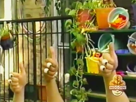 Oobi-shorts-Leader-group-thumbs-up