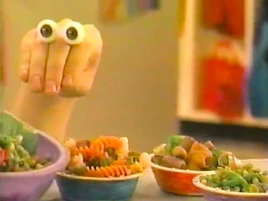 Oobi-shorts-Macaroni-Jewelry-opening
