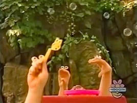 Oobi-shorts-Bubbles-Grampu-turn