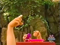 Oobi-shorts-Bubbles-pouring-soap.jpg (48 KB) Uma pouring the soup