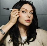 Alex Vause (1,27 Mio) Alex