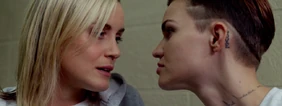 Piper y Stella antes del beso