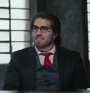 Rakin fazendo cosplay de Arnaldo em Calamidade