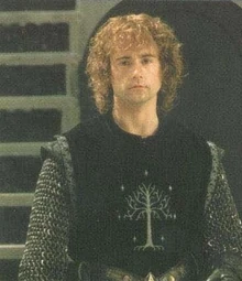 Pippin kale muhafızı üniforması giyiyor.