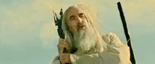 Saruman 'ın tepesinden aşağıya Gandalf'a bakıyor.