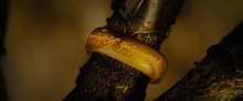Sauron tarafından takılan tek yüzük