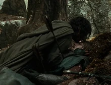 Aragorn ölümünün ardından Boromir ile vedalaşıyor