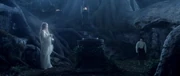 Frodo Galadriel ile tanışıyor.
