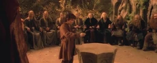 Elrond'un Divanı başlamadan önce Frodo Tek Yüzüğü yerleştiriyor.