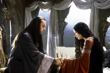 Elrond Arwen'in ölümlü olmayı seçtiğini öğreniyor