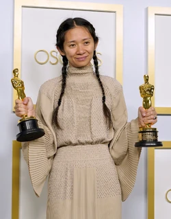 Chloe-zhao-wins-oscar-nomadland