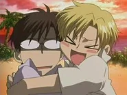 An excited Tamaki hugs a disgruntled Kyoya.