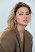 Madelyn Cline (1).jpg (116 KB)