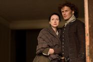 Outlander Episode 213- Caitriona Balfe (as Claire Randall Fraser) Sam Heughan (as Jamie Fraser)