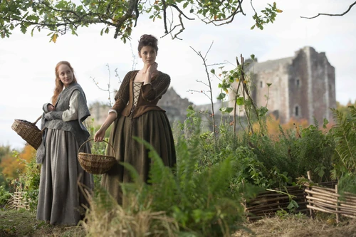 Geillis Duncan (Lotte Verbeek); Claire Randall (Caitriona Balfe)