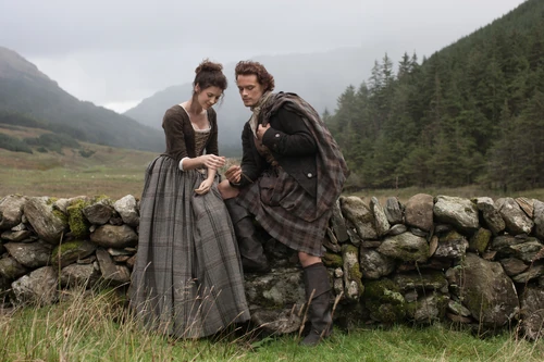 Claire Randall (Caitriona Balfe), Jamie Fraser (Sam Heughan)