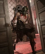 Пушер входит в комнату испытаний.