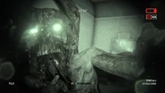 OutlastII InnerDemonJumpscare.png (740 КБ) Внутренний Демон внезапно нападает на Блейка в темном коридоре