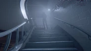 OutlastII InnerDemonStairs.png (566 КБ) Внутренний Демон нависает над Блейком наверху лестницы — на том самом месте, где Лутермилх стоял на коленях после убийства Джессики