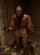 Пассивный экс-поп в вестибюле детского дома.