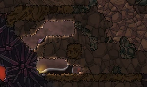 Ископаемое выделяется желтоватым оттенком на фоне окружающих минералов