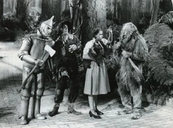 Judy-garland-ray-bolger-bert-lahr-and-jack-haley-on-set-of-the-film-dwef3b.jpg (99 KB)