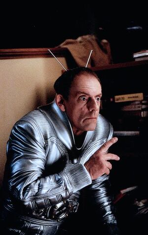 My-Favorite-Martian-christopher-lloyd-30459573-486-768