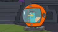 Perry en un casco espacial