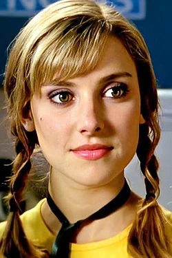 emma lahana power rangers dino trueno