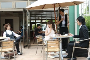 Jonouchi and Oren serving food to Takatora Kureshima and Akira Kazuraba.