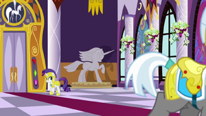 Rarity watching the royal guard leave S9E4