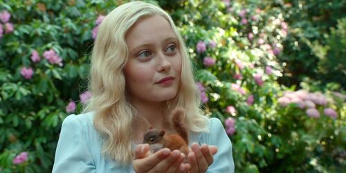 Miss-peregrine-s-home-for-peculiar-children-Emma-Bloom-Ella-Purnell.jpg