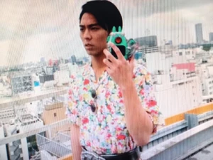 Kiriya Kujo is holding a Gashacon Bugvisor II.jpg (155 KB)