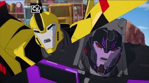 Bumblebee and Motormaster (Combine and Conquer)