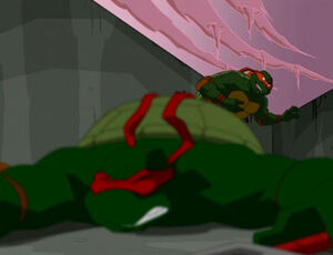 Mikey evades Raph's attacks (S02E25)