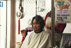 Gi-hun cuts his hair EP9