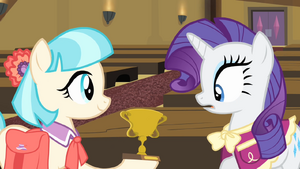 Coco presents a trophy to Rarity S4E08
