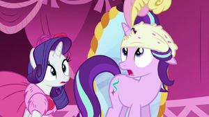 Starlight wearing a hat that doesn't fit S6E6