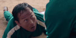 Hyun-ju helps Gi-hun S2 EP3