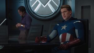 Banner discussing with the Avengers.