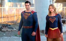 Superman (Tyler Hoechlin) with his cousin Supergirl in the Supergirl TV Series