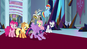 Twilight stays standing on her hooves S9E2