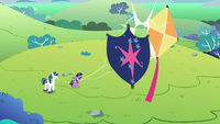 Young Shining's kite knocks into Twilight's S9E4