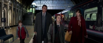 The Browns arrive at Paddington Station (Paddington)